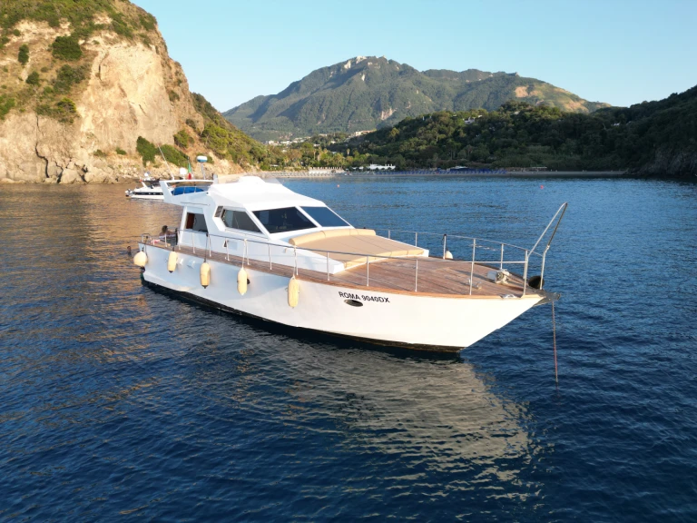 Hire Motorboat Itama with a boat licence