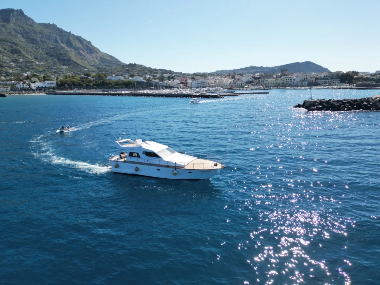 Motorboat to hire Forio at the best price