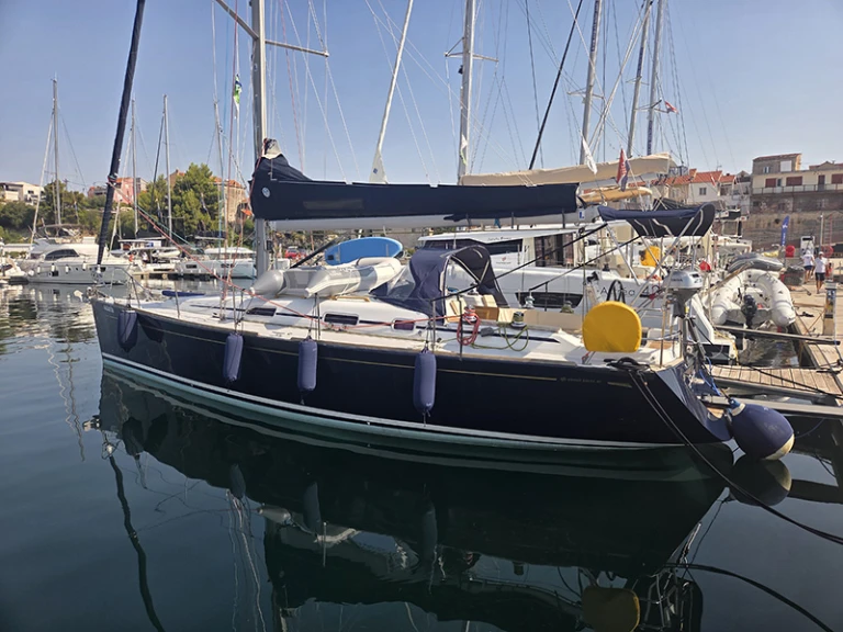 Hire Sailboat Grand Soleil with a boat licence