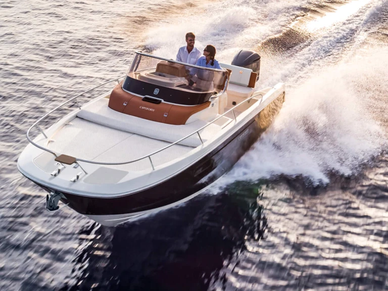 Hire Motorboat Invictus  with a boat licence