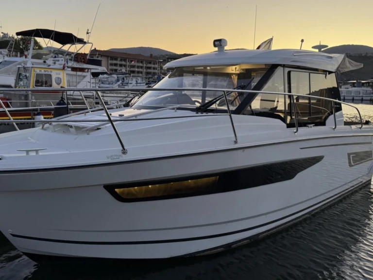 Hire Motorboat Jeanneau with a boat licence