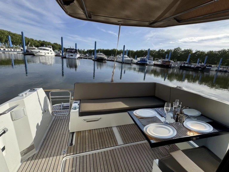 Hire a Jeanneau Merry Fisher 895 Asnières-sur-Seine