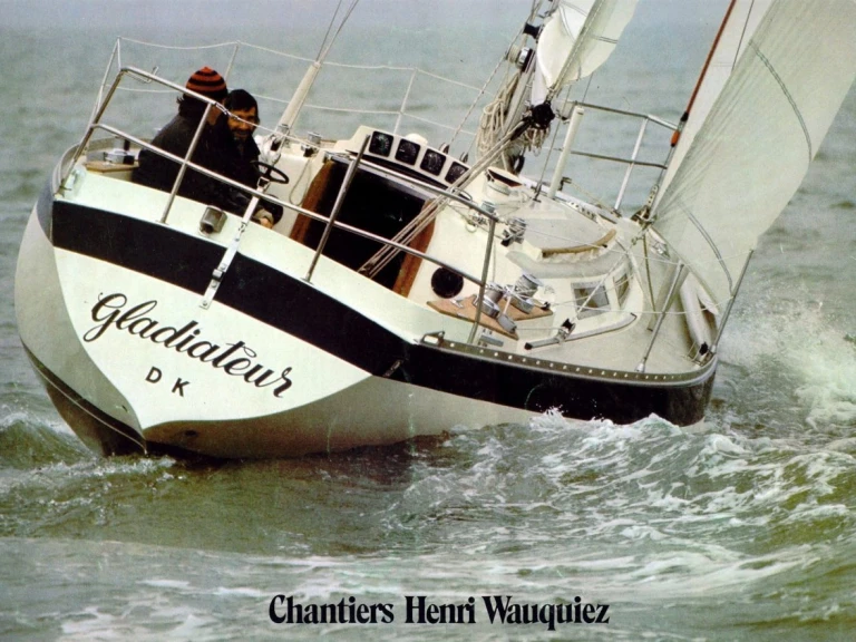 Charter a Wauquiez Gladiateur in France on Samboat