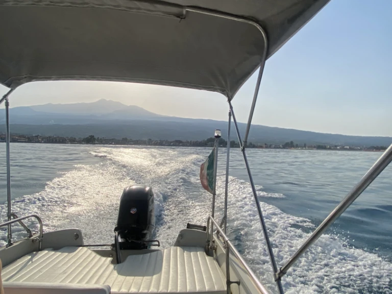 Boston Whaler Boston Whaler 17 charter bareboat or skippered in  Riposto