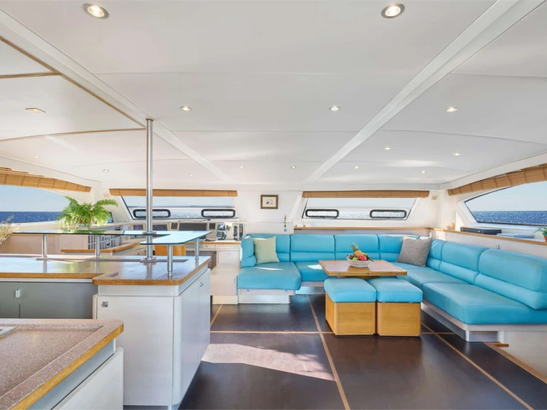 Hire Luxury Yacht Catana with a boat licence