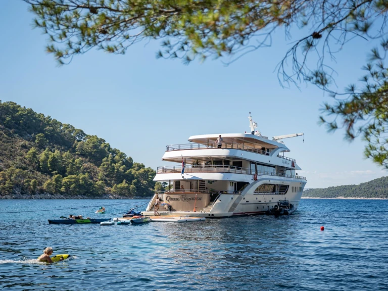 Luxury Yacht hire in Croatia - Custom Queen Eleganza