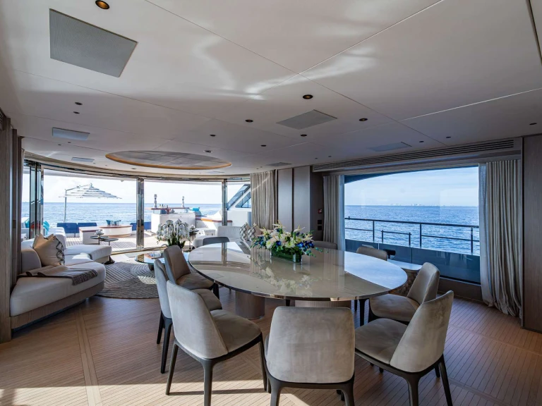 Hire a Benetti KINGS LAIR Bahama Islands
