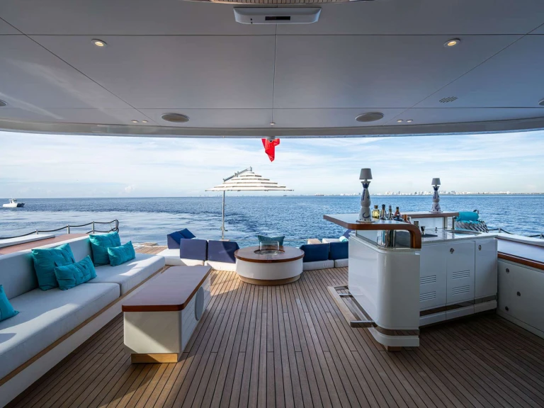 Charter a Benetti KINGS LAIR in Bahama Islands on Samboat