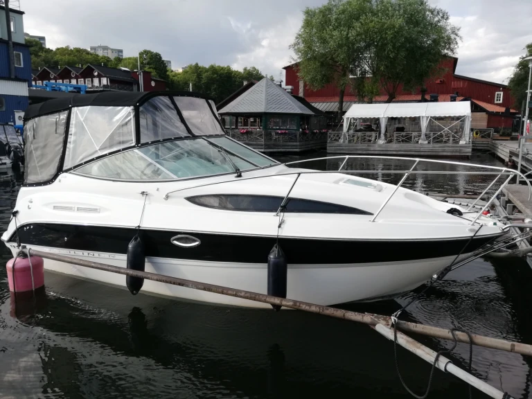 Hire Motorboat Bayliner with a boat licence
