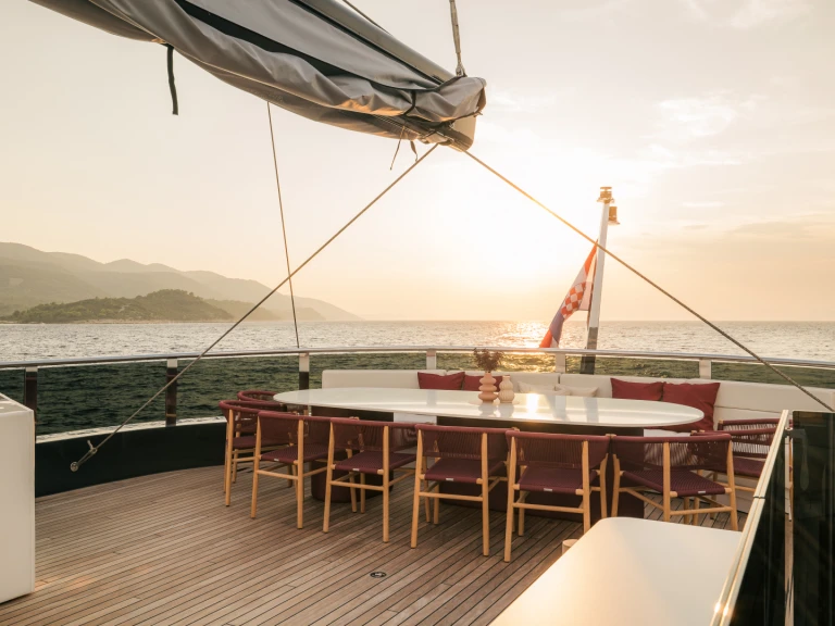Sailboat hire in Split -  Luxury Sailing Yacht R