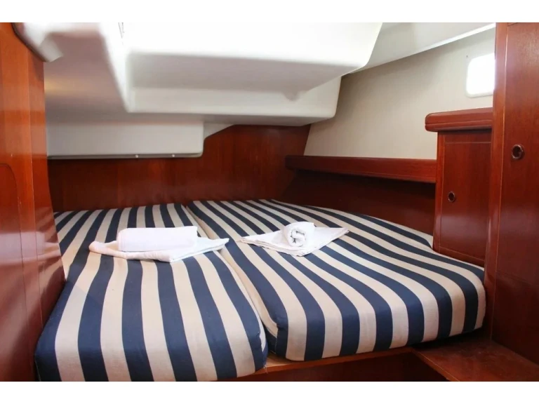 Charter a Bénéteau Oceanis 473 in Gouvia on Samboat
