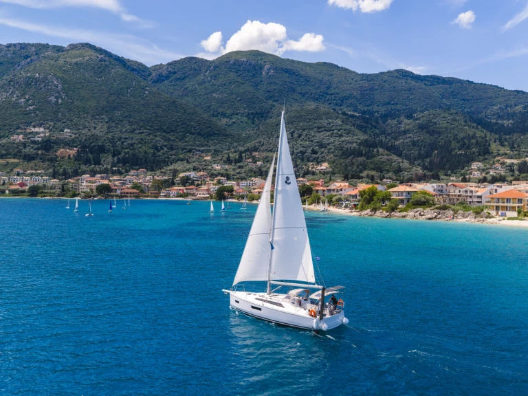 Sailboat hire in Gouvia - Bénéteau Oceanis 37.1