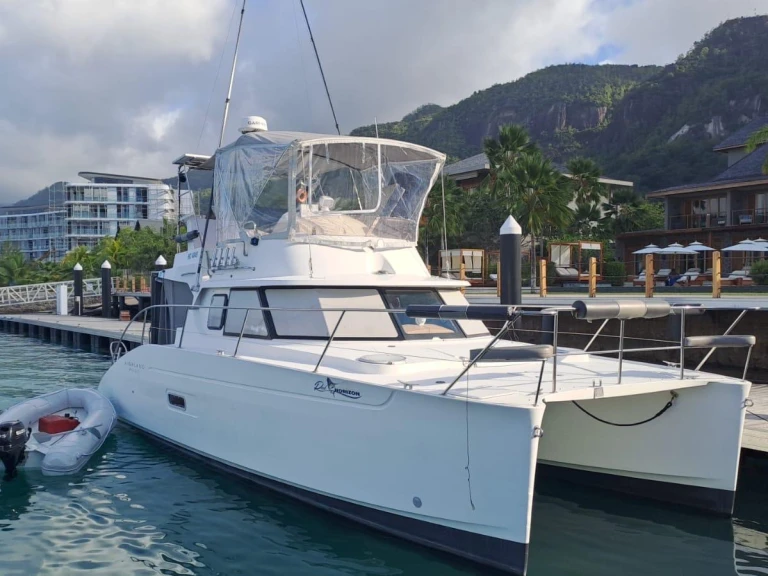 Hire Catamaran Fountaine Pajot with a boat licence