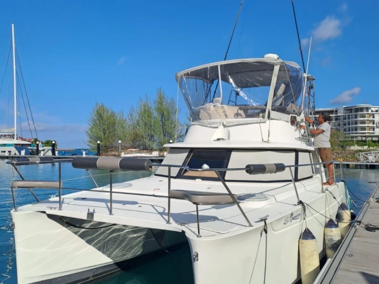 Catamaran to hire Baie Sainte Anne at the best price