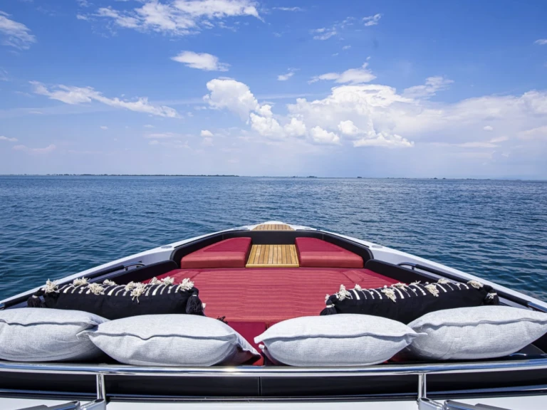 Yacht hire Saint-Tropez cheap Pershing 90
