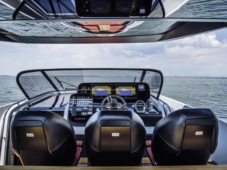 Charter a Pershing Pershing 90 in Saint-Tropez on Samboat