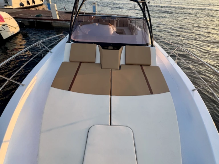 Charter a Saver Saver 330 WA in Siracusa on Samboat