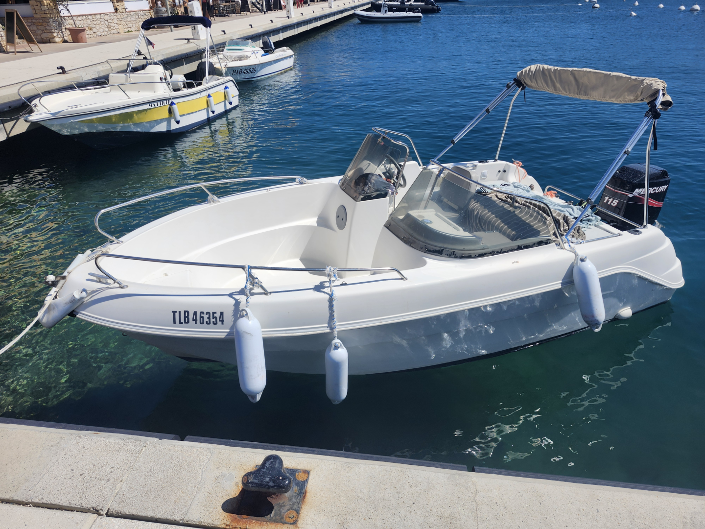 Hire Motorboat Quicksilver with a boat licence