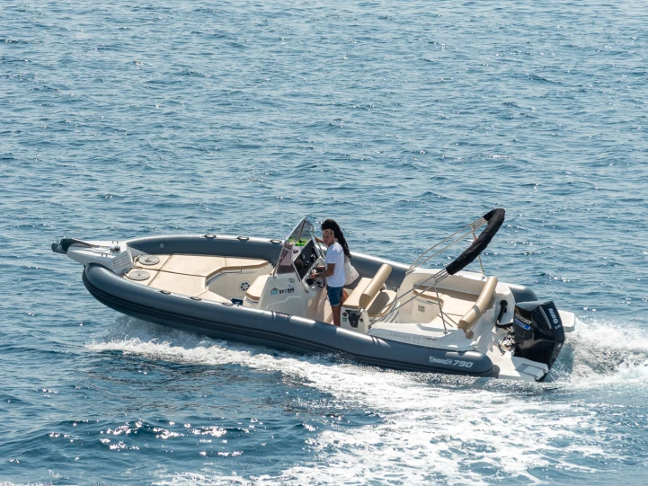 Charter a Pirelli 880 L Edition in Trogir on Samboat