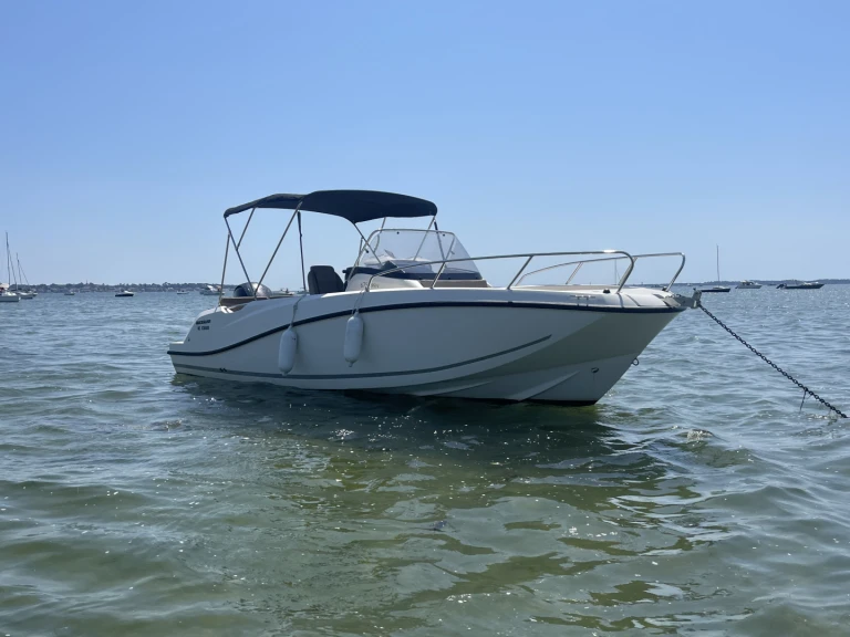 Hire Motorboat Quicksilver with a boat licence