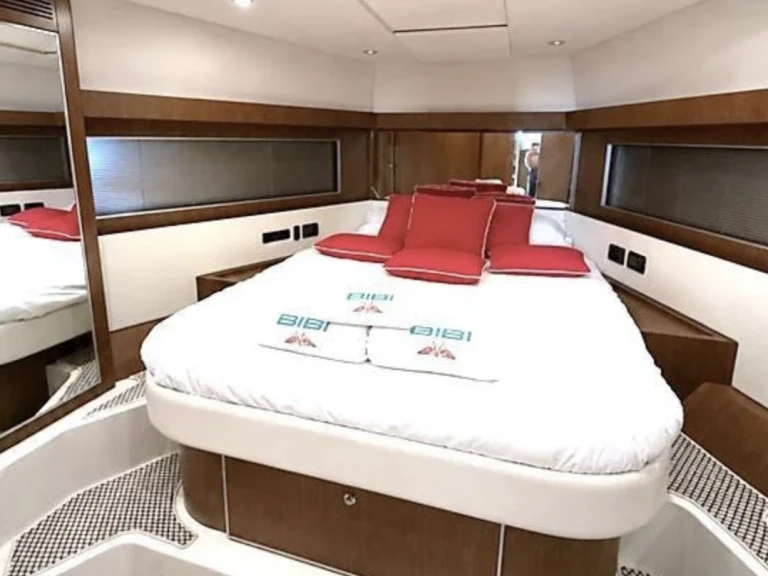 Monterey 27 charter bareboat or skippered in  Saint-Tropez