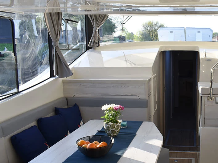 Motorboat to hire Homps at the best price