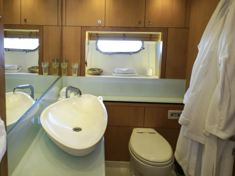 Charter a Azimut Azimut 62 S in Miami Beach on Samboat