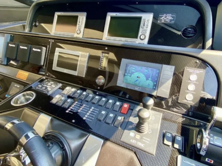 Hire Luxury Yacht with or without skipper Azimut Miami Beach