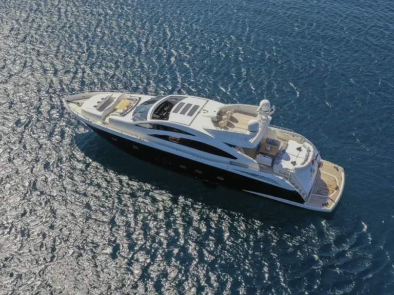 Hire Luxury Yacht Azimut with a boat licence