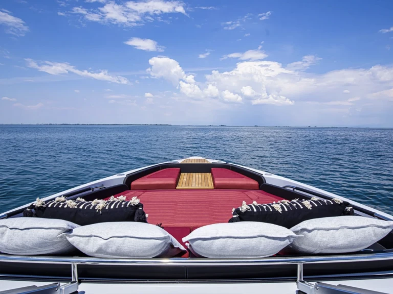 Hire a Cranchi A46 Saint-Tropez