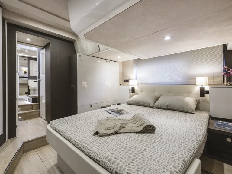 Charter a Cranchi Cranchi 60 ST in Saint-Tropez on Samboat