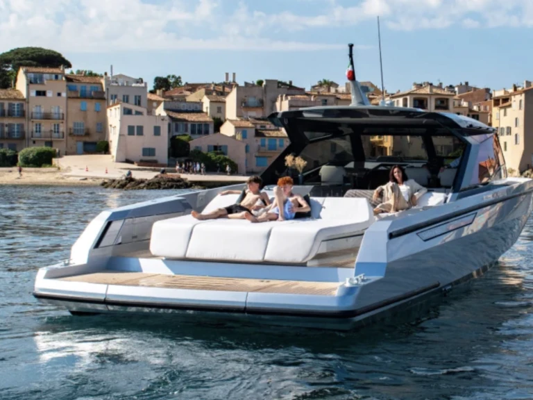 Hire Luxury Yacht Santasevera with a boat licence