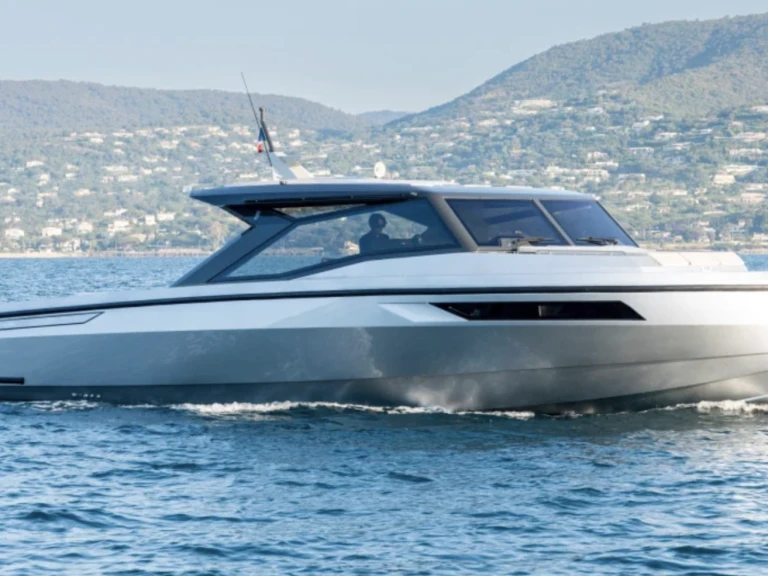 Luxury Yacht to hire Saint-Tropez at the best price