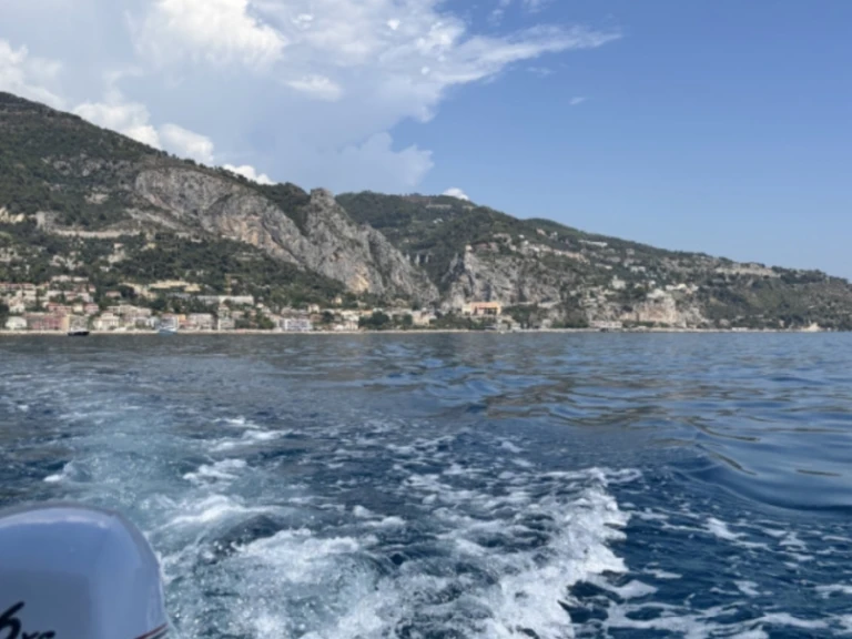 Hire Motorboat with or without skipper Whaly France