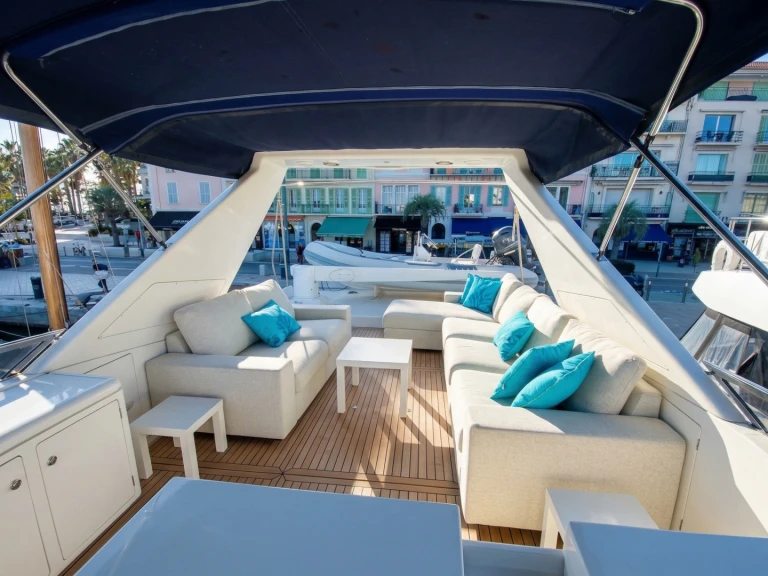 Yacht hire Saint-Tropez cheap 82S