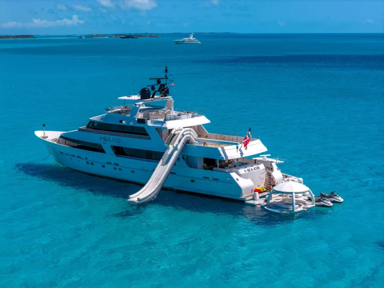 Hire Luxury Yacht Heesen with a boat licence