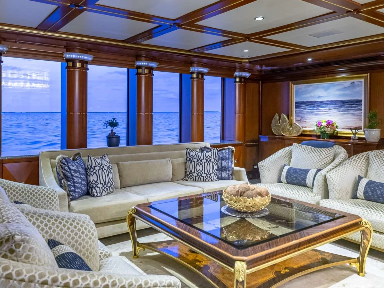 Luxury Yacht to hire Bahamas at the best price