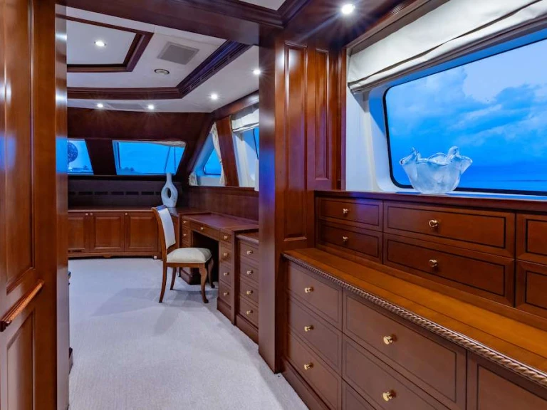 Hire Luxury Yacht Benetti with a boat licence
