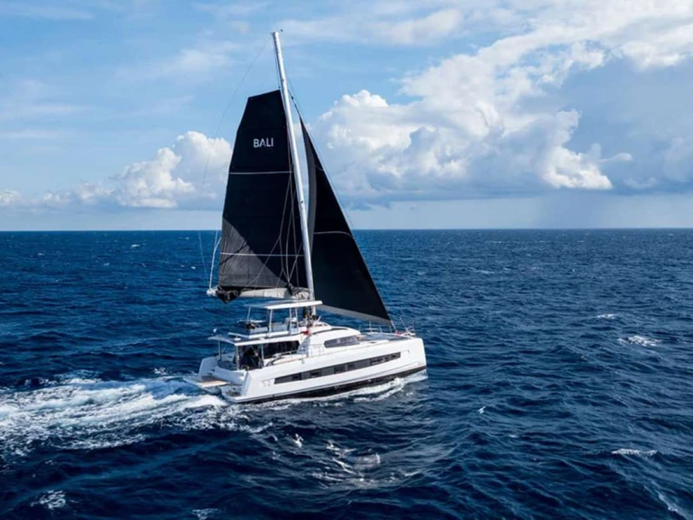 Hire Luxury Yacht Bali with a boat licence