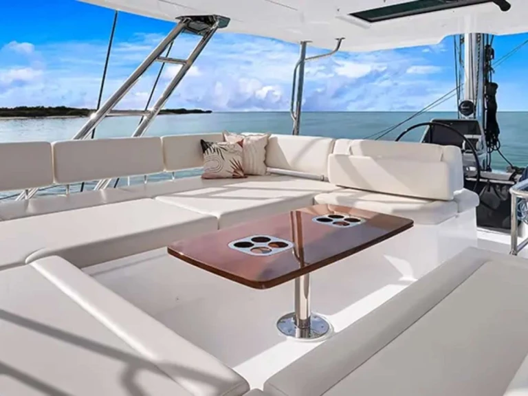Hire Luxury Yacht Aquila with a boat licence