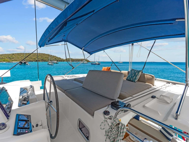 Hire Luxury Yacht Lagoon with a boat licence