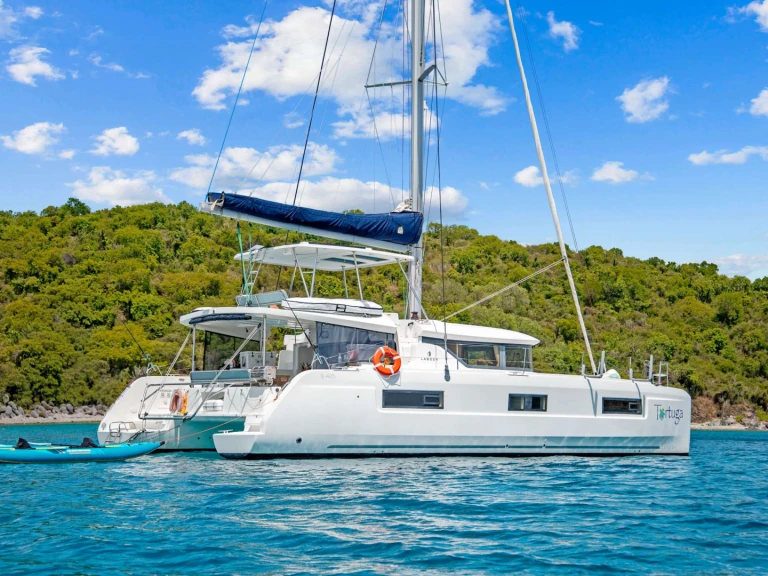 Hire a Lagoon TORTUGA Saint Thomas Island