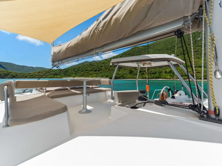 Luxury Yacht to hire Saint Thomas Island at the best price