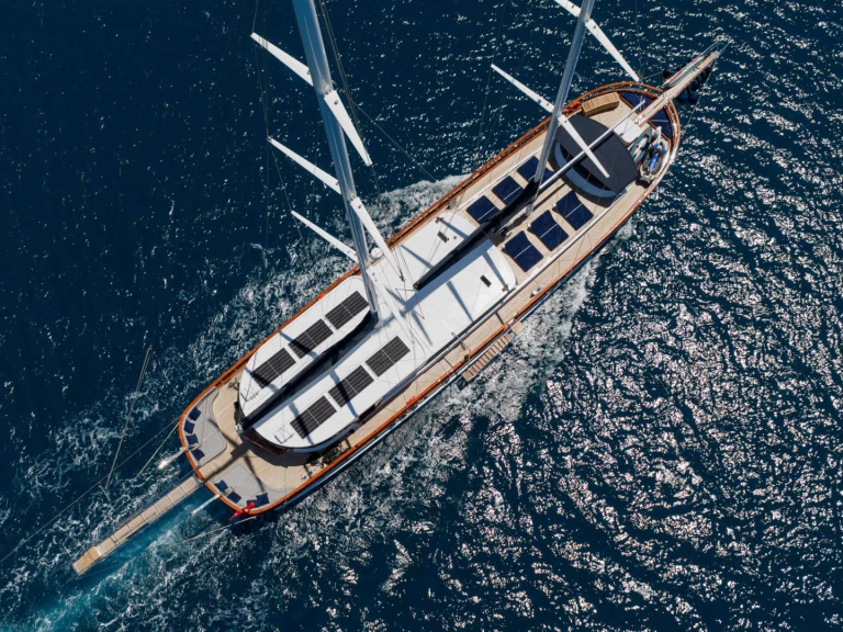 Hire Luxury Yacht Custom with a boat licence