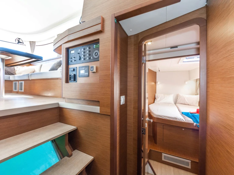Hire Catamaran Lagoon with a boat licence