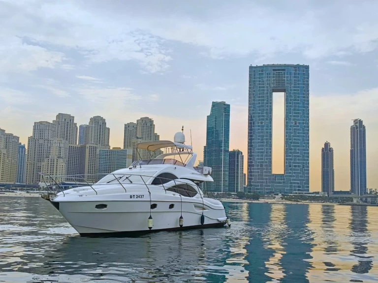 Motorboat hire in Dubai Marina - Majesty Yachts Mejesty 50