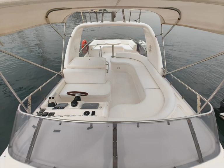 Yacht charter Dubai Marina - Majesty Yachts Mejesty 50 on SamBoat