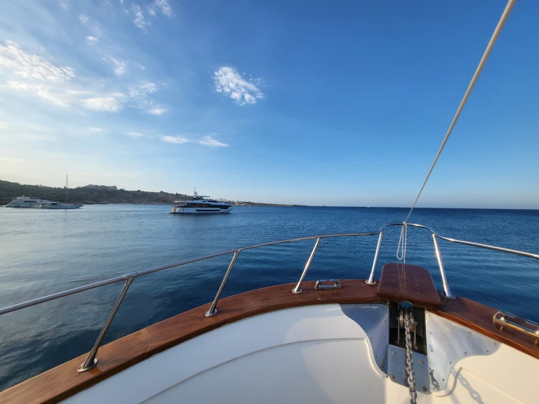 Hire Motorboat Custom Made with a boat licence