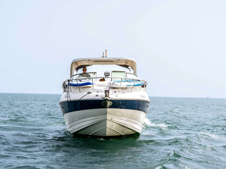 Charter a Crownline Crownline 340 CR in Lagos on Samboat