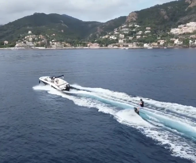 Charter a Sea Ray SPX 210 OB in Mandelieu-la-Napoule on Samboat